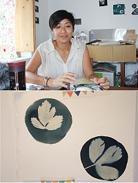 影像紀錄工作者吳宣萱想透過拍攝下十道紅糟料理真實記錄家鄉味,在大浦駐村期間閒暇時她也喜歡摘下聚落裡的植物利用氰版印刷印出它們獨有而細緻的紋理。(圖/文:林冰芳)