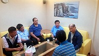 「臺馬之星」船長劉喜鴻向議長張永江、鄉長楊雲成等人說明「臺馬之星」性能概況。(圖/文:陳其敏)
