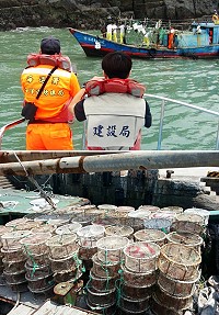 　大陸漁船摸黑越界投放籠具，縣府與海巡合作取締及清除。（圖：馬祖海巡隊提供）