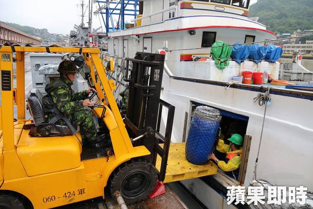 漢光演習實施徵租機漁船執行外離島物資運補操演。軍聞社