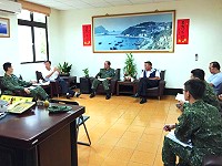 東引指揮部規劃秋節懇親會活動,指揮官廖建興與議長張永江、鄉長楊雲成討論活動細節,凝聚軍民合作共識。(圖:東引鄉公所提供)