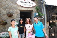 　北竿三校外籍英語老師Deborah（右二）在教育局課督柯水旺（右一）陪同下走訪芹壁村，對北竿風光留下美好印象。（圖：摘自芹壁家適民宿臉書）