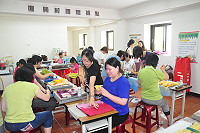 牛角社區發展協會6日開始羊毛氈課程研習,首日進行杯墊製作,本週還有更精彩的課程。(圖/文:馮紹夫)
