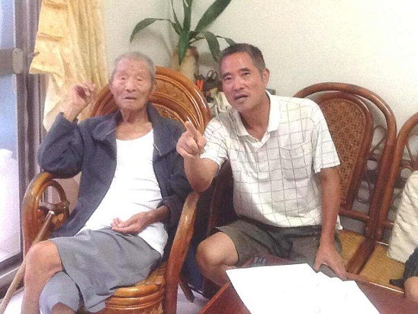 旅台津沙105歲邱依期(左)與長子經營馬祖津沙客棧的長子邱吉勇合照。(圖/邱吉勇)