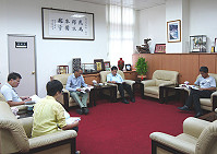 　議長張永江昨天邀觀光局長陳書福及同仁說明東引燈塔111週年慶祝活動籌辦情形。（圖：連江縣議會提供）