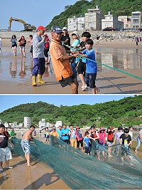北竿海洋文化季塘后沙灘第1場牽罟登場,許多外地遊客初體驗。(圖/文:陳鵬雄)