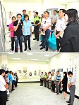 「水墨寄情、姜家3姊妹水墨聯展」在馬祖圖書館盛大登場,姜卉妍、姜卉婕、姜卉嫻3姊妹親自擔任每幅畫的解說,讓來賓與師長們對她們讚譽有加。(圖/文:曹重偉)
