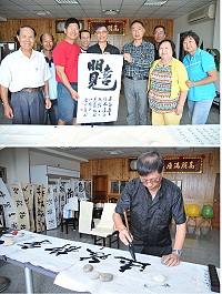 大陸福建書畫家陳冷月(中)、龔義(右四)師徒兩人參訪橋仔村,現場揮毫吸引民眾前往求字結緣。(圖/文:陳鵬雄)