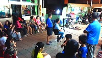 　東引詩酒節第一場小型音樂會，12日晚間在12棟商圈演出，「駿仔」自彈自唱數十首流行歌曲。（圖／文：陳其敏）