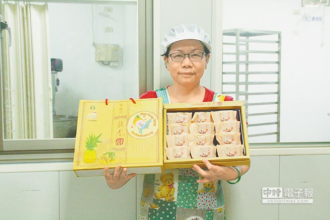 內門農會首創龍鳳酥禮盒,預計中秋節創下突破上萬張訂單。(林雅惠攝)