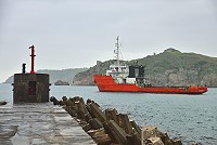 　「大瀚一號」工作船駛抵東引中柱港，建置商港海氣象觀測站。（圖／文：陳其敏）  