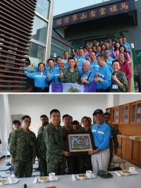 上圖:馬防部指揮官莫中將與台南市中央獅子會團員及役男代表於軍情館合影。下圖:馬防部指揮官莫中將致贈「馬祖的一天」紀念陶板。(圖/文:林偉陞)