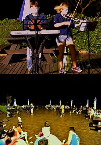 東引詩酒節第二場小型音樂會,19日晚間在遊客中心露天平台浪漫演出。(圖/文:陳其敏)