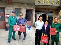 莒光兩島郵局關懷獨居老人到府送上問候並祝賀佳節愉快!(圖:東、西莒郵局提供)