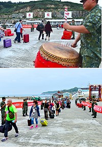 東引防區舉辦秋節懇親會活動,在碼頭盛大歡迎常備戰士家屬來訪。(圖/文:陳其敏)