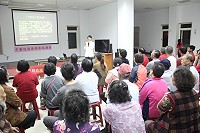 中醫師卓雨青細說藥膳飲食,指導衛生志工及鄉親吃出健康吃出美麗。(圖/文:林冰芳)