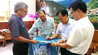 　環保大使「台灣阿甘」林明德再度訪馬，並在陳玉利、張壽華兩任環保局長陪同下拜會縣長劉增應；林明德說明此行是他第七度環台行腳，主題為「和平、寬恕、救地球」，劉增應應邀在此次活動旗幟上簽名，表達支持之意。（圖：連江縣政府提供）