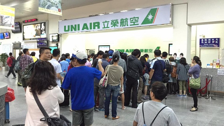 南竿機場28日上午6時50分場景,一早旅客趕搭機返台。(圖/宋志富)