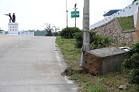 　南竿路燈開關箱基座疑似被車子撞倒，南竿鄉公所已報警處理並進行後續維修工作。（圖／文：吳嘉榮）