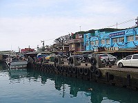 富基漁港在碼頭邊增設小型胸牆,可防止大潮時繫纜船隻「上岸」。(圖:摘自網路)