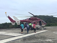 「杜鵑」來襲海象惡劣,離島船班全數停駛,德安航空直升機扛起運輸重責。(圖/文:林冰芳)
