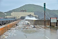 　杜鵑颱風侵襲東引，帶給東堤等濱海道路髒亂外，沒有造成其他嚴重災情。（圖／文：陳其敏）