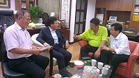 府會首長昨日與新華董事長馮能砥會面,討論解決「臺馬之星」縣民訂位、貨物裝卸問題。(圖:連江縣議會提供)