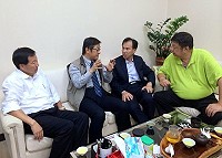 針對臺馬之星航行現況,縣長劉增應等與航港局長祁文中(左2)在立院交換意見,樂意協助地方改善及解決問題。(圖:立委陳雪生提供)
