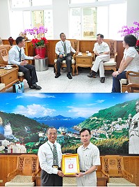 立榮馬祖站主任黃鎮義與即將接任的主任陳志銘拜會縣長,縣長頒發榮譽縣民證感謝黃鎮義對空中交通所做貢獻。(圖/文:馮紹夫)
