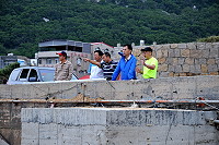 　府會首長現勘北竿杜鵑災損情況，並表示優先進行搶修，讓設施早日復原。（圖／文：陳鵬雄）