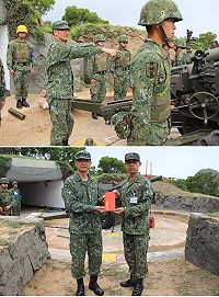 (上圖)馬防部指揮官莫中將前往視導射擊陣地。(下圖)莫指揮官頒贈加菜金勉勵北高守備大隊所有官兵弟兄。(圖:陳智強/文:闕碩彥)