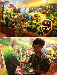 (上圖)莒光守備大隊本部連一兵林楷博與自己的作品合影。(下圖)一兵林楷博認真創作的神態。(圖/文:林慶豪)