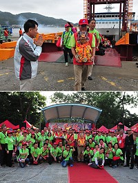經過整整3天密集行程,馬祖境天后宮赴桃園參加「2015媽祖昇天祭」跨海巡護劃下圓滿句點,縣長劉增應專程前往碼頭迎接媽祖金身及護駕團的平安歸來。(圖/文:曹重偉)