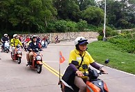 年輕族群假日遊南竿開電動機車一排16台,前面有導遊引導,路過受到鄉親注目。(圖:本報編輯部)