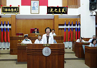 　縣議會第6屆第2次臨時大會開議，由審計部台灣省基隆市審計室主任林汝玲來馬進行103年度總決算暨附屬單位決算審核報告。（圖／文：曹重偉）
