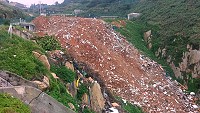 東引老鼠沙舊垃圾場建造圍籬,禁絕濫倒繼續蔓延。(圖/文:陳其敏)