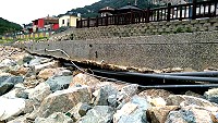 馬鼻灣濱海公園步道地基在杜鵑期間嚴重淘空。(圖/文:陳鵬雄)