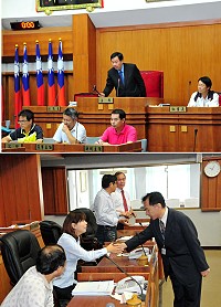 議長張永江敲下議事槌,象徵縣議會第6屆第2次臨時大會圓滿閉會;縣長劉增應特別向出席議員們握手致意感謝支持與指教。(圖/文:曹重偉)