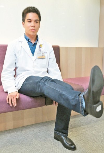 臺北醫學大學附設醫院物理治療師賴庭筠示範如何加強膝關節肌肉強度訓練。 記者陳瑞源/攝影