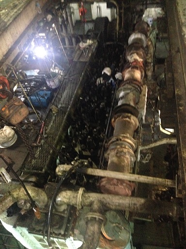 「臺馬輪」拆除6個左主機缸頭檢修,已完成維護。(圖/新華航業公司)