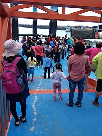 北竿地區昨天單日湧入超過400人次遊客,碼頭景點滿是人潮。(圖/文:陳鵬雄)
