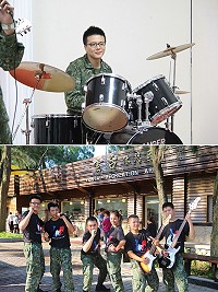 上圖:運輸連一兵高宇十分享受「藍眼淚樂團」的演出時光。下圖:雲台休憩區開幕活動是高宇(左一)的告別作,為馬祖的軍旅生涯劃下完美句點。(圖/文:林偉陞)