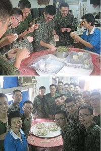 上圖:志工媽媽鮑玉玲女士耐心為弟兄講解包餃子要訣。下圖:鮑女士與新進弟兄於活動後合影。(圖/文: 林慶豪)