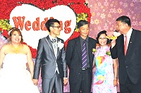 　陳添坤、王珠英夫婦有2男1女，女兒也已結婚，最小兒子還在馬祖唸高二。圖為新人婚宴，陳添坤、王珠英夫婦（右2、右3）立委陳雪生(右1)到場致意。（圖：馬祖資訊網）