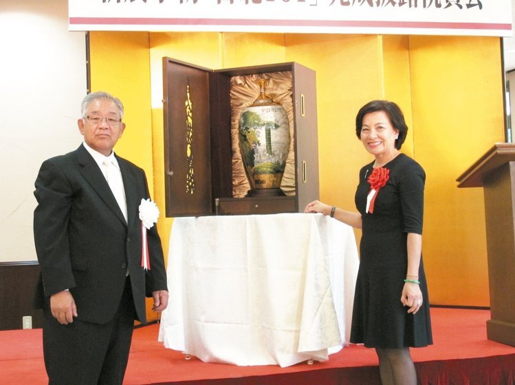 台北101董事長宋文琪(右)日前前往日本東武世界廣場,致贈日方新台幣101萬元的台北101藝術紀念酒。 記者何秀玲/攝影