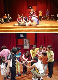 藍色的海水,是思鄉的眼淚,「馬祖心情記事2-藍眼淚」正積極進行排練,將於11月8日在馬祖南竿介壽堂經典再現。(圖:縣府文化局提供)