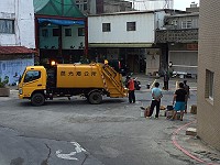 東莒垃圾車清運改變方式民眾反映很不便民,公所環保課說明是為了安全考量才訂出新制,希望大家能盡快適應。(圖/文:林冰芳)