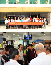 兩岸張姓一家親!在地區張氏宗親們熱情邀請下,大陸福建長樂首鋒鳳池張氏宗親會一行23人昨天專程抵馬交流,秘書長張龍德、環保局長張壽華等多位宗親都到碼頭迎接。(圖/文:曹重偉)