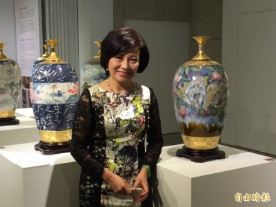 台北101打造202瓶限量的「韻藏陳年極品高粱酒」,台北101董事長宋文琪最愛編號048,以12生肖為主題,畫有猴子,取名「封侯」的這一瓶(圖右),主要是她母親生肖屬猴,讓她看到這一瓶酒時,特別心動,很想要買來送給母親。(記者楊雅民攝)