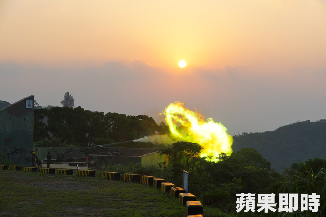 守軍聯信演練,155加農砲發威。馬防部提供